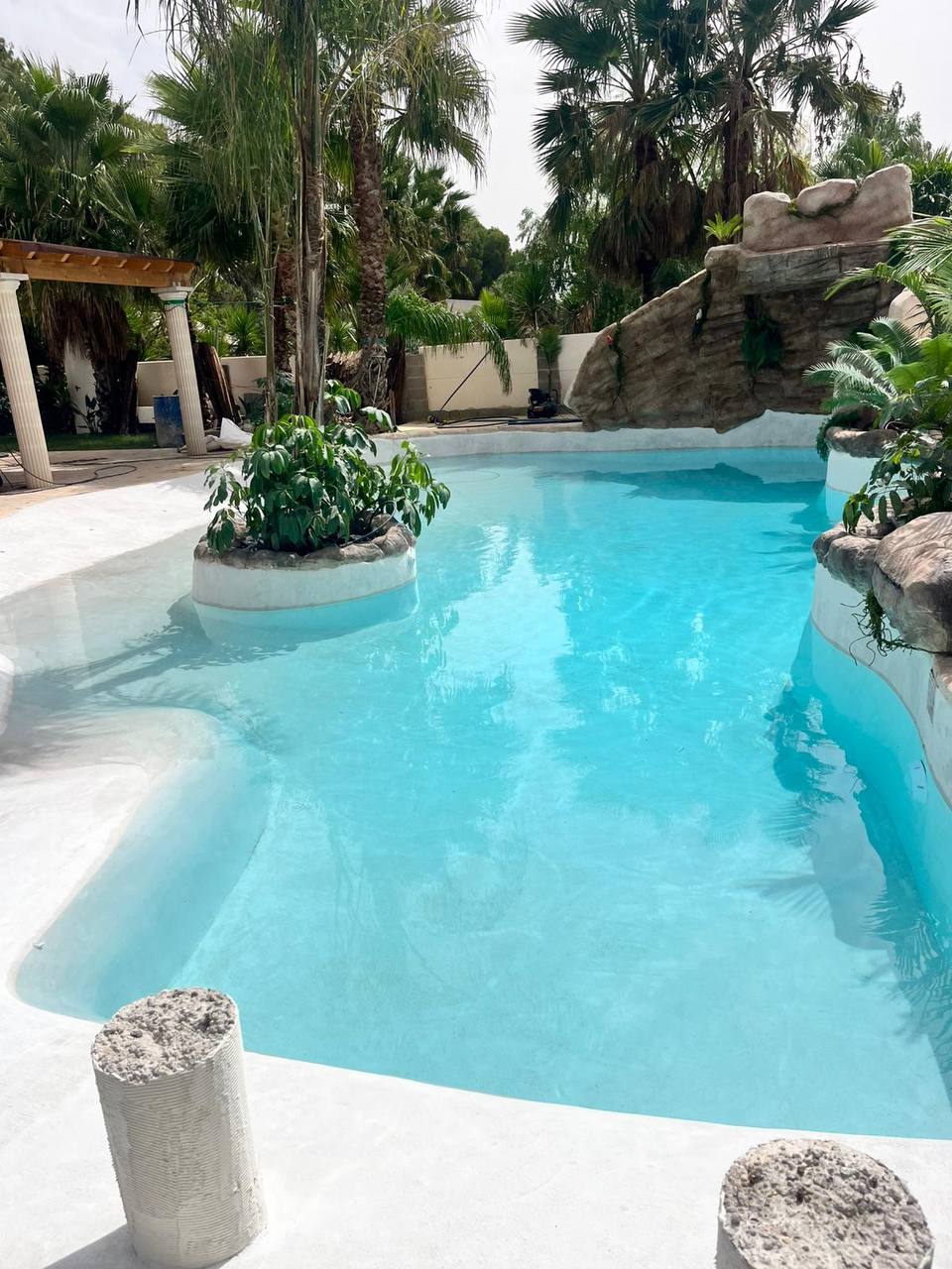 Detalle de revestimiento de arena mineral en piscina tipo playa