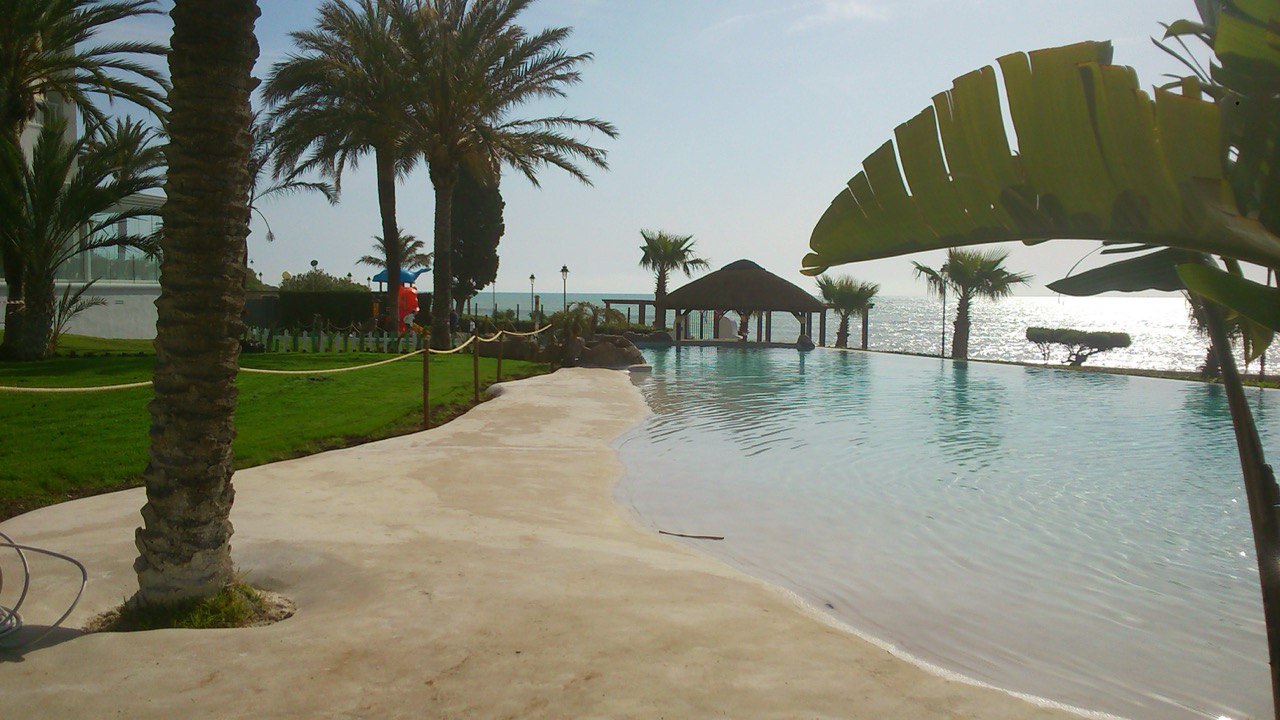 Beach club con piscina de arena junto al mar