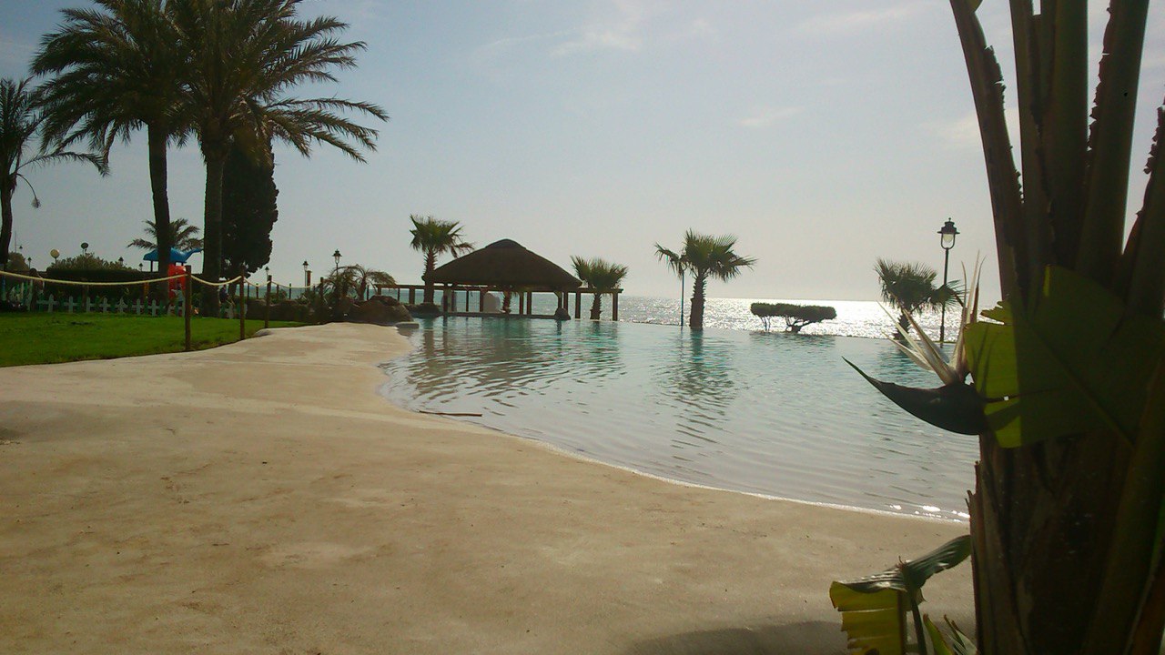Piscina de arena con vista panorámica al Mediterráneo